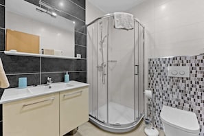 Douche, sĂšche-cheveux, serviettes fournies