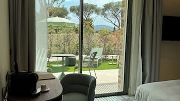 Chambre Double Supérieure, vue jardin | Literie de qualité supérieure, couette en duvet d'oie, minibar