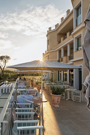 Exterior. HOTEL LE CHATEAU ROSE