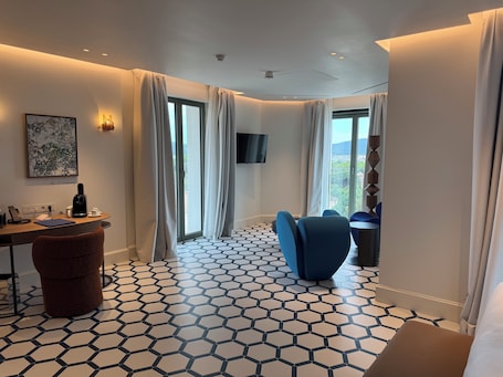 Ropa de cama de alta calidad, cubrecamas y minibar . HOTEL LE CHATEAU ROSE