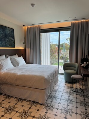 Premium bedding, down duvets, minibar, in-room safe - HOTEL LE CHATEAU ROSE (Grimaud)