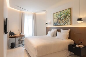 Premium bedding, down duvets, minibar, in-room safe - HOTEL LE CHATEAU ROSE (Grimaud)