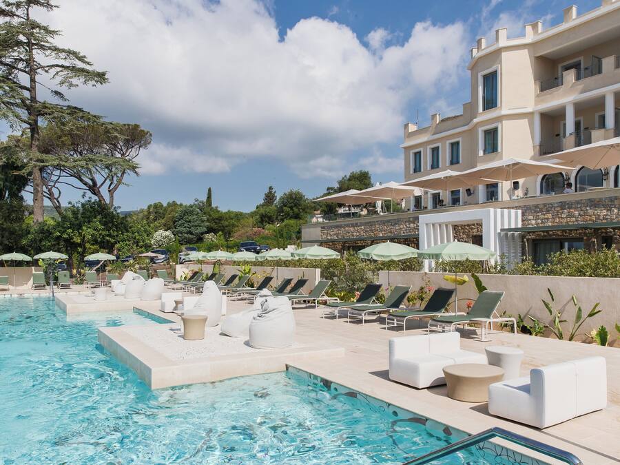 Piscina a l'aire lliure (horari: 09:00-20:00), para-sols i gandules