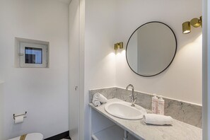 Doccia, asciugacapelli, asciugamani, sapone