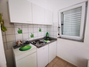 Réfrigérateur, cafetière/bouilloire, bouilloire électrique