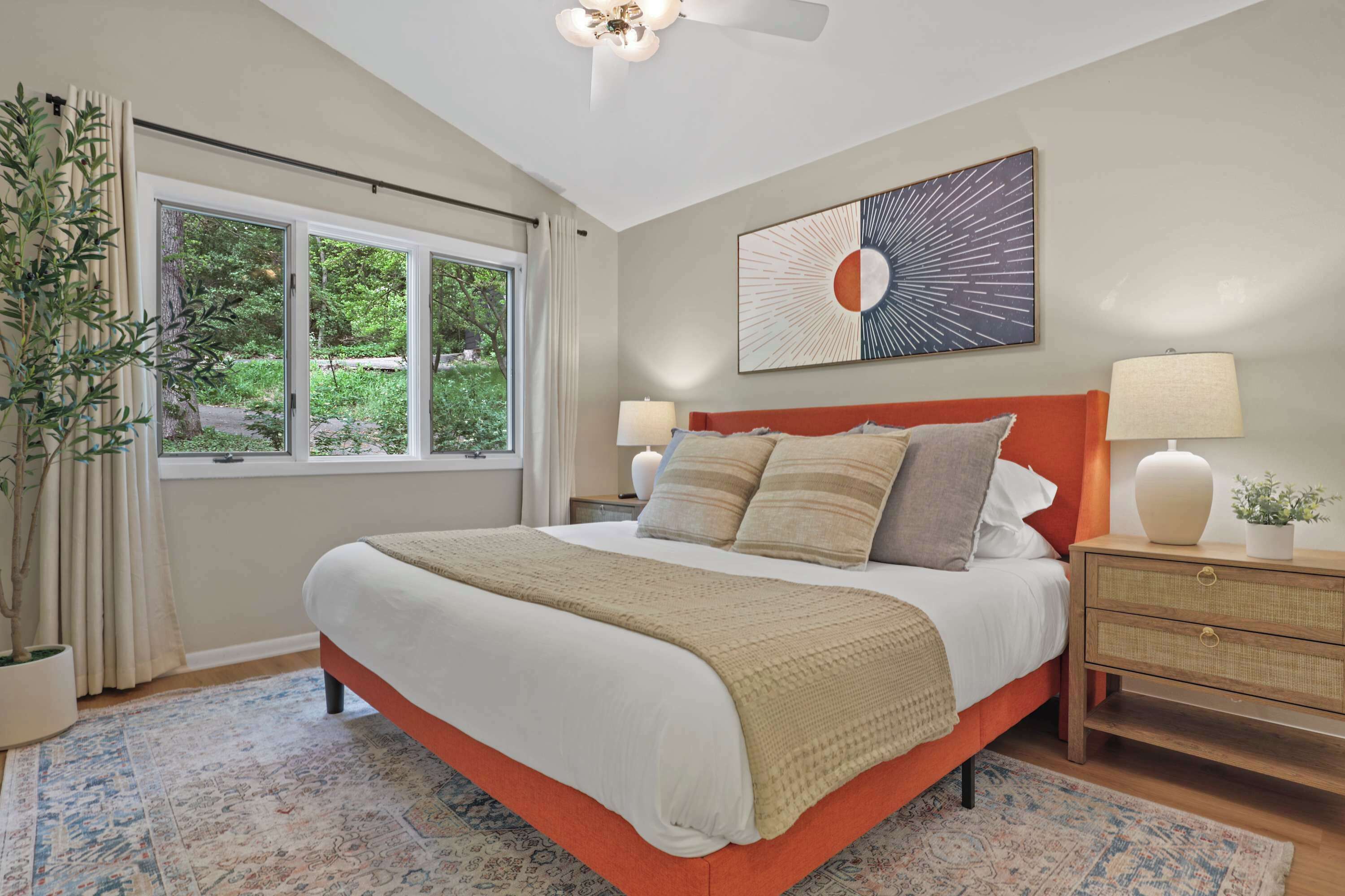 5 soverom, skrivebord, strykejern/-brett og reiseseng for barn