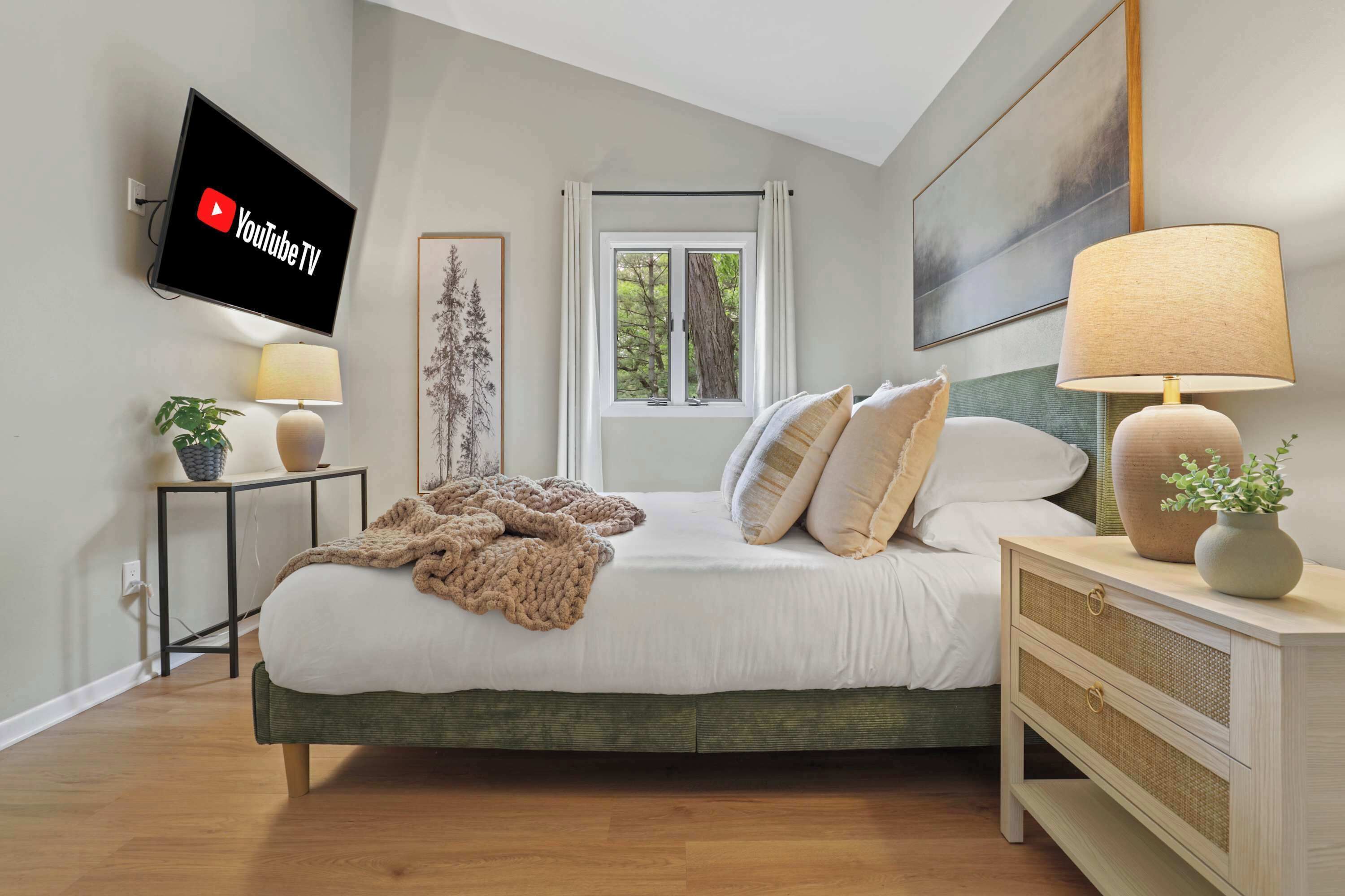 5 bedrooms, desk, iron/ironing board, travel crib