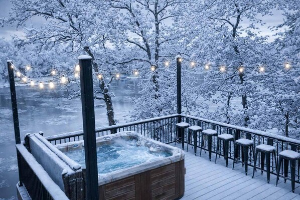 Outdoor spa tub