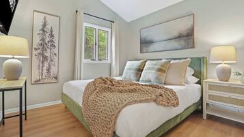 5 slaapkamers, een bureau, een strijkplank/strijkijzer, reisbedje