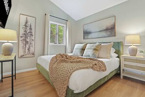 5 habitaciones, escritorio y tabla de planchar con plancha 