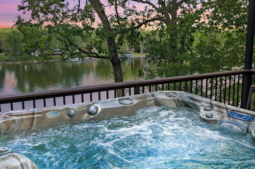 Waterfront - Hot Tub - Sauna - Game Room - Pets