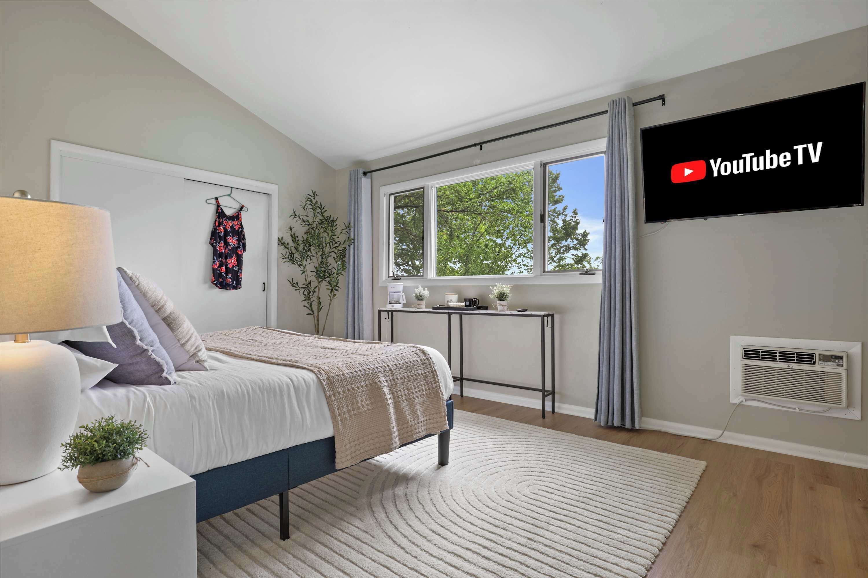 5 habitaciones, escritorio y tabla de planchar con plancha 