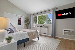 5 bedrooms, desk, iron/ironing board, travel crib