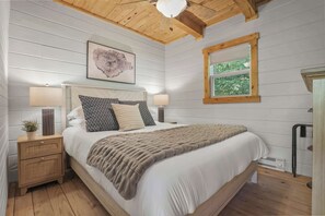 3 chambres, bureau, fer et planche à repasser, lit de bébé portatif