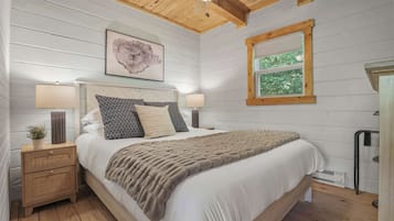 3 quartos, escrivaninha, ferros/tábuas de passar roupa, berço de viagem