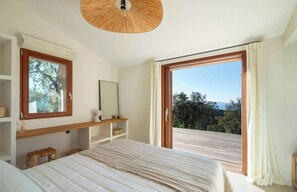 6 bedrooms, iron/ironing board, WiFi, bed sheets