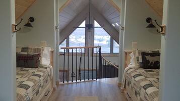 2 bedrooms, travel crib, free WiFi
