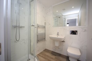 Regadera, toallas, jabón, papel de baño 