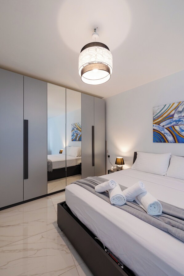 2 Schlafzimmer, Schreibtisch, Bügeleisen/Bügelbrett, WLAN