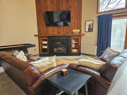 Tennis, ski shuttle, pool  & hot tub access, fireplace. L3102 by LRS