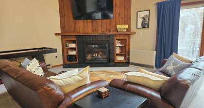 Tennis, ski shuttle, pool & hot tub access, fireplace. L3102 by LRS