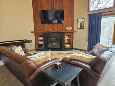 Ski shuttle, pool  & hot tub access, fireplace. L3102 by LRS