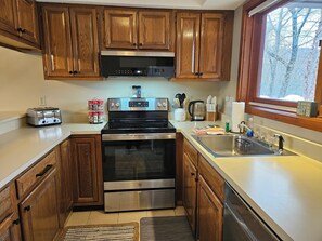 Geladeira, micro-ondas, fogão, cooktop