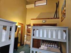 2 slaapkamers, een strijkplank/strijkijzer, gratis wifi, beddengoed