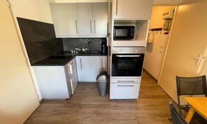 Frigorifero, microonde, forno, pentole/stoviglie/utensili