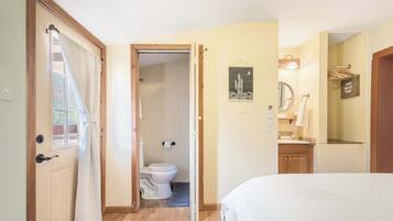 2 bedrooms, travel crib, WiFi