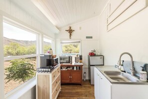 Fridge, microwave, coffee/tea maker, toaster - The Pioneer House | Willcox Wine Country Cottage (Willcox)