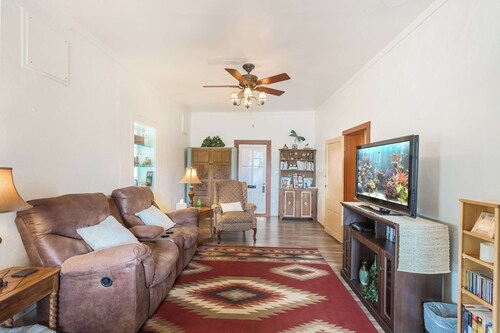The Pioneer House | Willcox Wine Country Cottage
