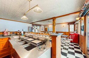 Fridge, microwave, oven, stovetop - Northern View - Private Docking on Lake Minocqua (Minocqua)