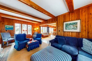 TV, fireplace, books, offices - Northern View - Private Docking on Lake Minocqua (Minocqua)