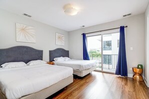 3 bedrooms, iron/ironing board, WiFi, bed sheets - Beautiful Unit CHI in Prime River North - top floor (Chicago)