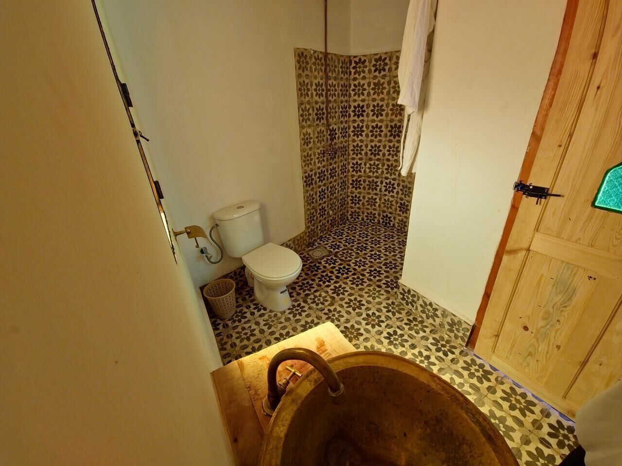 Chambre Double Classique, climatisation, vue jardin | Salle de bain | Douche à « effet pluie », sèche-cheveux, serviettes fournies, savon