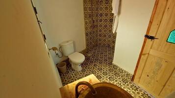 Chambre Double Classique, climatisation, vue jardin | Salle de bain | Douche à « effet pluie », sèche-cheveux, serviettes fournies, savon
