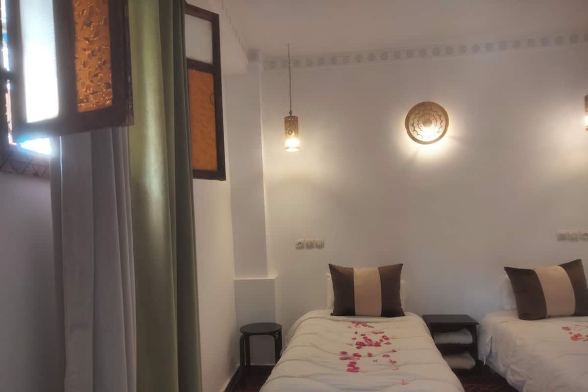 Comfort Dört Kişilik Oda, Balkon, Bahçe Manzaralı | Ücretsiz portatif/ilave yatak, ücretsiz kablosuz İnternet