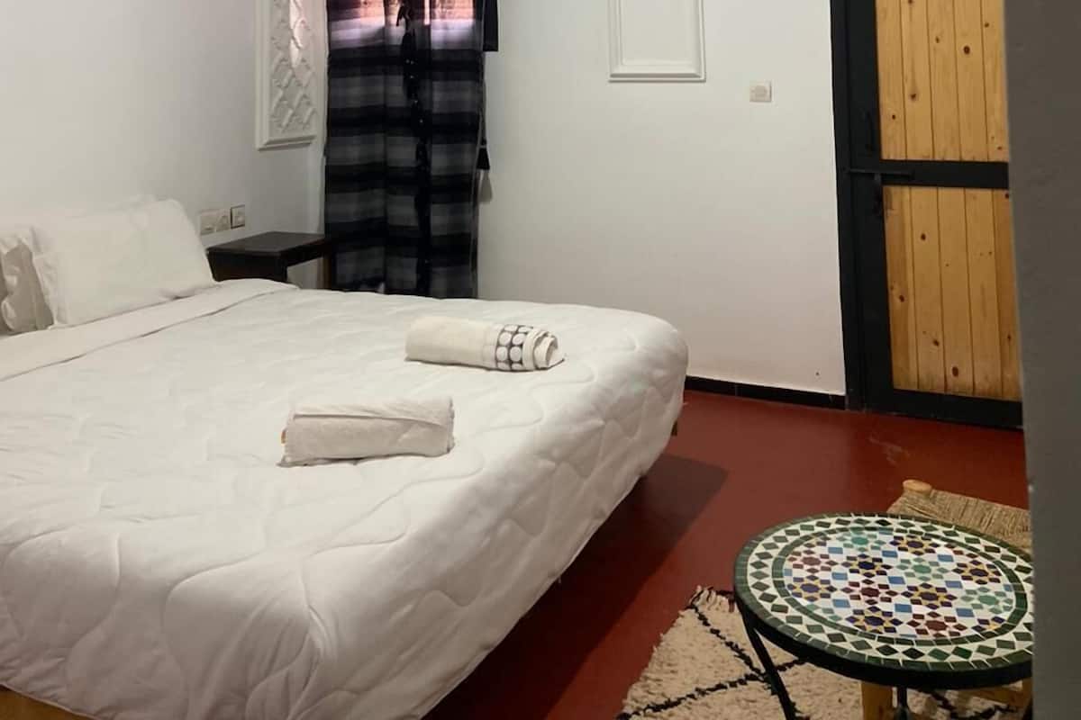 Cubrecamas, colchones Select Comfort, wifi gratis y ropa de cama