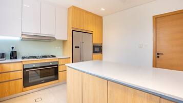 Coffee/tea maker, fridge, microwave, oven