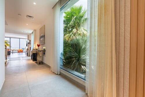 Exclusive 4BR Villa, Lush Garden & Private Pool Facing Panoramic Sea Views
