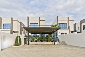 Exterior - Exclusive 4BR Villa, Lush Garden & Private Pool Facing Panoramic Sea Views (Fujairah)
