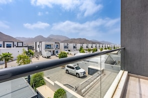 Property grounds - Exclusive 4BR Villa, Lush Garden & Private Pool Facing Panoramic Sea Views (Fujairah)