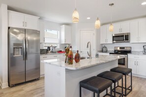 Fridge, microwave, oven, stovetop - Welcome to Navarre Nirvana! 57-ft private RV spot (Nivarre)