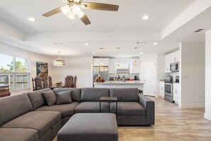 Smart TV, offices - Welcome to Navarre Nirvana! 57-ft private RV spot (Nivarre)
