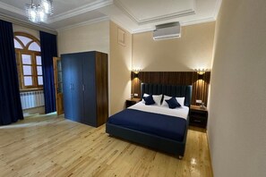 Habitación clásica doble, vistas al patio | Escritorio, espacio para trabajar con un portátil, wifi gratis