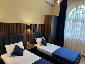 Desk, laptop workspace, free WiFi - Shakuri guest house (Samarkand)