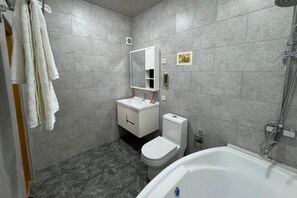 Comfort Double Room, Balcony, Courtyard View | Bathroom