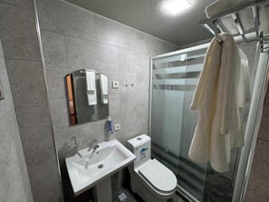 Habitación clásica doble, vistas al patio | Baño | Secador de pelo, zapatillas, toallas y jabón