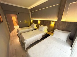 Habitación triple | Escritorio, wifi gratis, ropa de cama